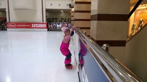 Дети первый раз на закрытом катке.