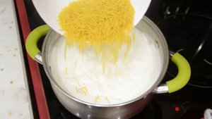 Как приготовить молочный суп с вермишелью.