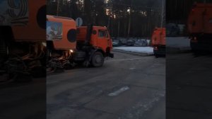 КамАЗы, вакуумные дорожные пылесосы)))