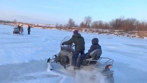 дети на снегоходе