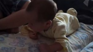 Как ребенок учится держать голову в 1 месяц