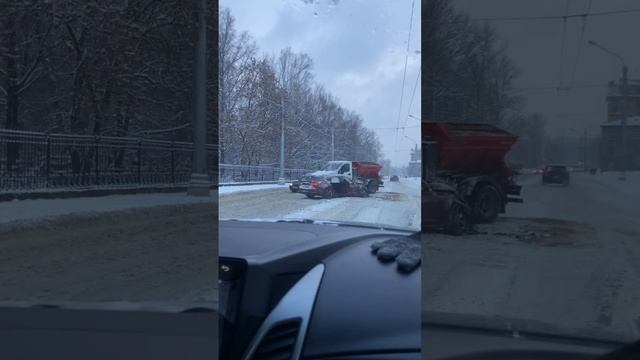 Седан врезался в машину коммунальщиков на Металлистов у Большеохтинского кладбища