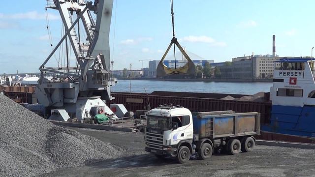 Floating crane Ganz unloading gravel. part 1