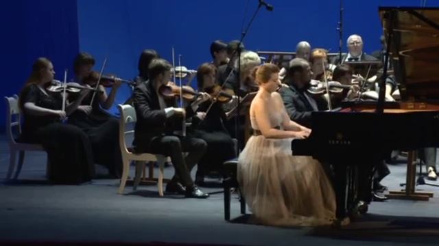 Александра Соломина играет концерт №5 Бетховена.