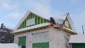 Начинаю в одного крыть крышу Реально или нет.Профлист на крышу.Свес крыши.ветровая планка.
