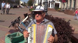 Музыка советских композиторов на аккордеоне звучит на улице в Бресте 5
