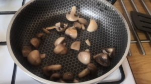 Каша гречневая с курицей и грибами. Гречка со сливками, курицей и грибами. Язык проглотите.