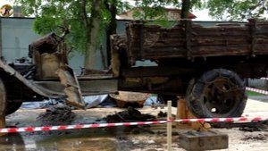 В КАБИНЕ БЫЛ ВОДИТЕЛЬ,А В КУЗОВЕ ЛЕЖАЛ ОН И НЕ САМ.