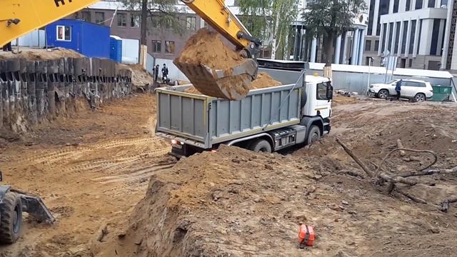Разработка котлована под строительство офисного здания