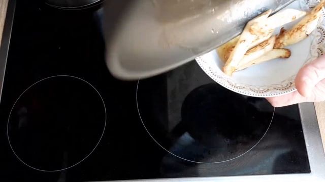 Крем суп из спаржи с креветками и гренками.