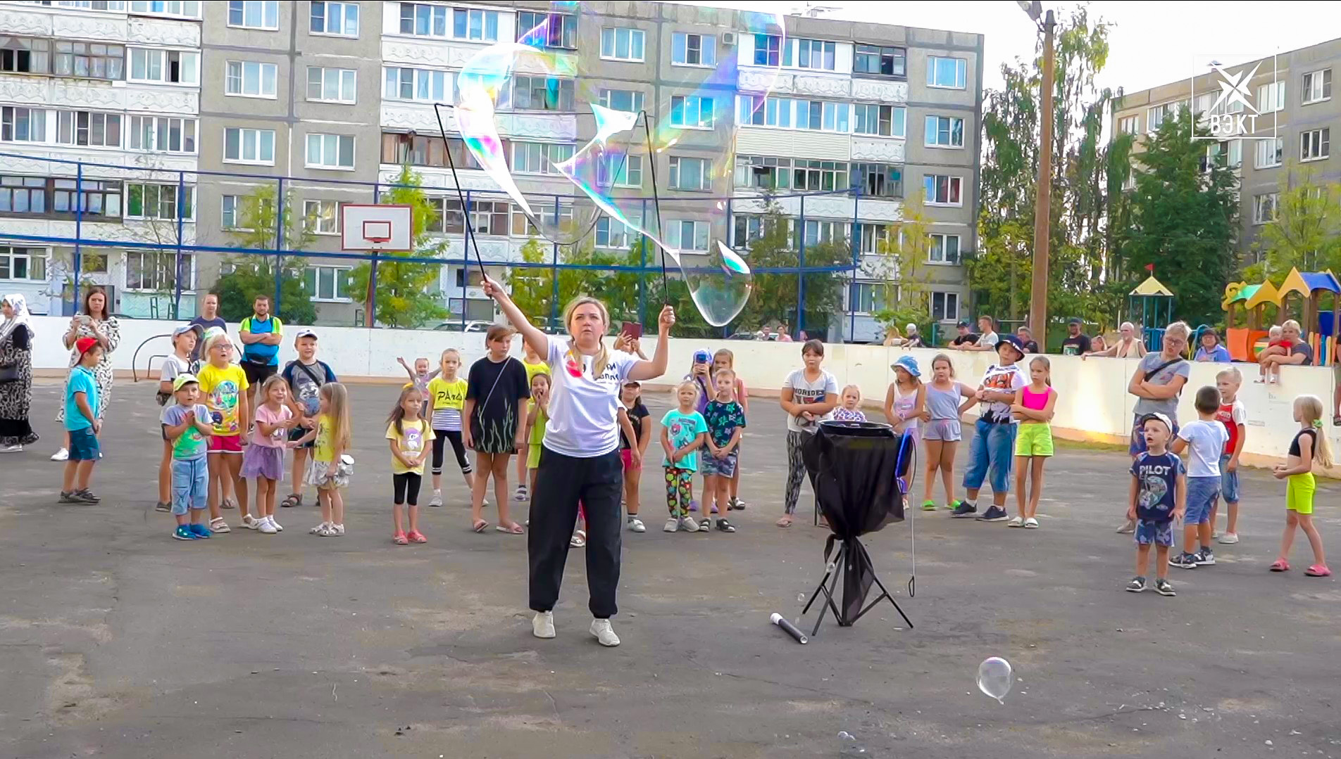 Праздник двора картинки. Провожают всем двором. День двора. Провожают всем двором. Провожают всем двором.