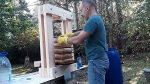 Отжим сока домкратным прессом (лучше смотреть с субтитрами)