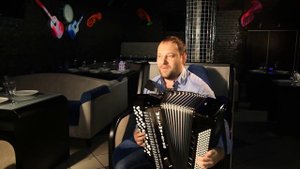 Песня под баян... "Ждут солдат невесты"...