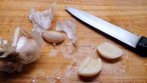 Креветки жареные с чесноком, с розовым соусом.