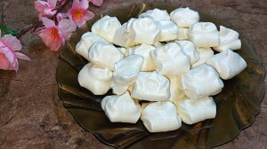 Безе из белков с хрустящей корочкой, нежное и воздушное внутри.