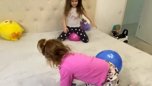 Развлечения для детей играем с шариками