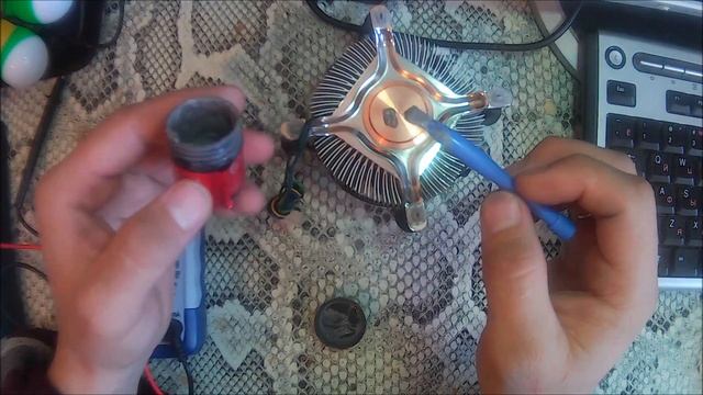 Проверка китайской термопасты на электропроводность