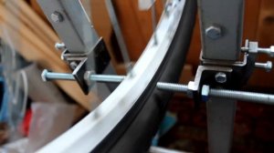 Как исправить восьмёрку на колесе? Правим восьмёрку сами! Самодельное устройство!