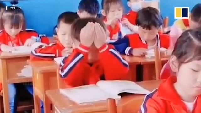 Student in China tries to ‘absorb’ knowledge from book using hands смотреть онлайн