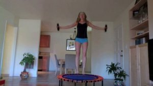 Упражнения на батуте с Катей