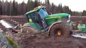 Трактор застрял в грязи | Сельскохозяйственная техника на тяжелом бездорожье