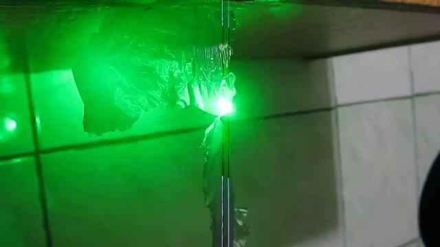 Зелёный лазер режет полиэтилен смотреть онлайн