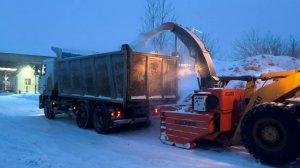 Погрузка снега в кузов самосвала Шнекороторный снегоочиститель UM-Truck  для фронтальных погрузчиков