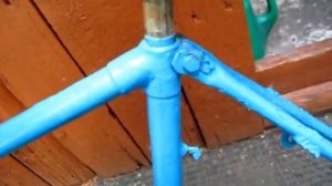 Устанавливаем сиденье на раму велосипеда