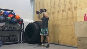 Рывок 2 гантелей с пола из положения между ног