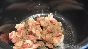 Картофельные слайсы со свининой в мультиварке