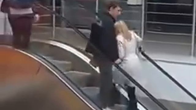 Блондинка против эскалатора смотреть онлайн