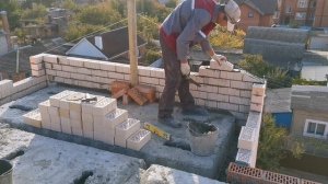 Фронтон дома керамическим кирпичом. Забутовка с усилением.