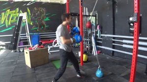 Обучение отработки прямых ударов на подвижной груше | первое занятие боксом