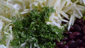 Салат с фасолью и яблоком