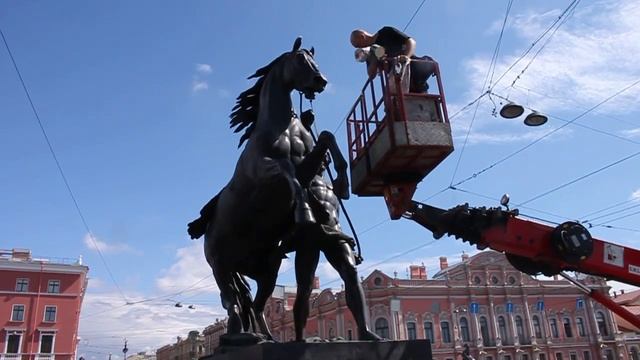 Банный день у коней Клодта на Аничковом мосту ( Санкт-Петербург, 01 июля 2015 )