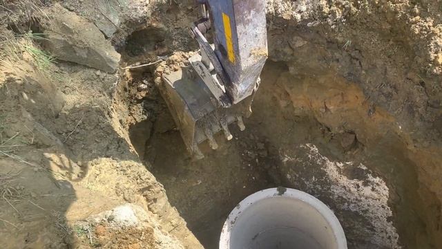Копка колодца миниэкскаватором KOMATSU PC50UU2E