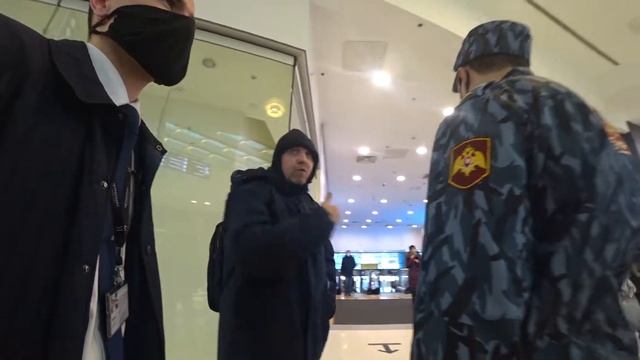 Реакция людей на видеокамеру в ТЦ Метрополис смотреть онлайн