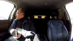 Пассажир неудачно пошутил над таксистом в итоге остался на улице