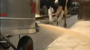 Оборудование AG Maxi для внесения подстилки в стойло