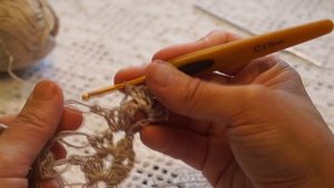 Шаль с бусинами,соломоновы петли и пышные столбики.Crochet Shawl (Шаль #37)