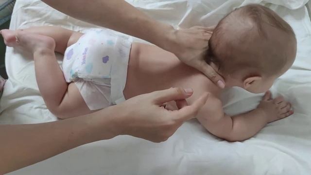 Профилактика кривошеи дома мамой для грудничков от 3 месяцев смотреть онлайн