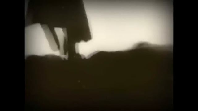 Чтобы не попасть в плен к немцам, он просидел несколько часов в холодной воде, дыша через трубку... смотреть онлайн