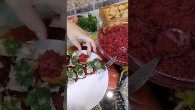 Бутерброды с селёдкой и свеклой.