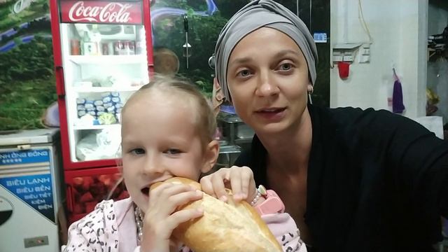 8 марта. Пляж. Вьетнамская едальня. Ушли в отрыв с дочкой.