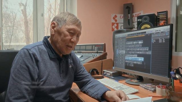 Былатыан Ойуунускай. "Ааспыт күннэр дьыллар" дьүһүйүүнү ааҕыы үлэтэ.