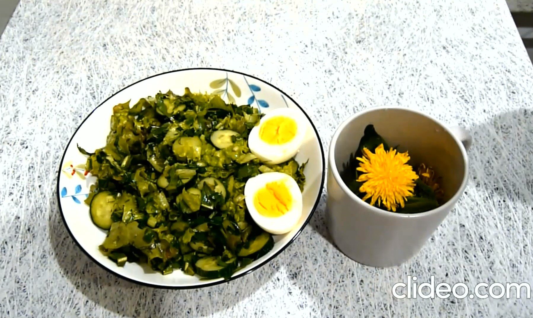 Салат из листьев одуванчика. Салат из листьев одуванчика с яйцами и луком. Салат из листьев одуванчика со сметаной. Салат с водой.