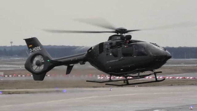 Luftwaffe Helicopter H135 vom Fliegerhorst Holzdorf startet über Startbahn West FRA смотреть онлайн