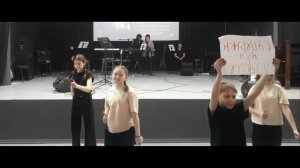 Дети танцуют на Пасху