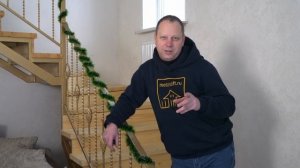 Металлическая лестница закреплённая к стене
