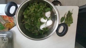 Самый простой салат из крапивы на скорую руку